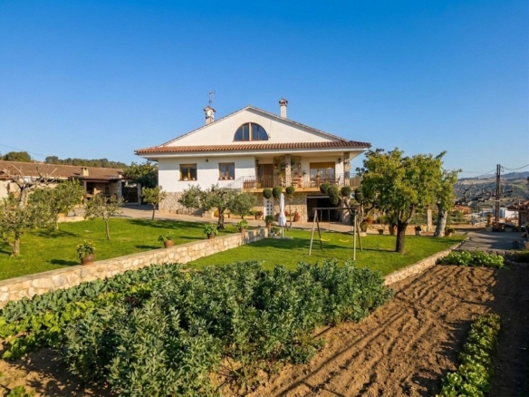 Ref. 24-765/1296 - Distinció, privadesa i estil al cor de Canyelles – Una finca excepcional