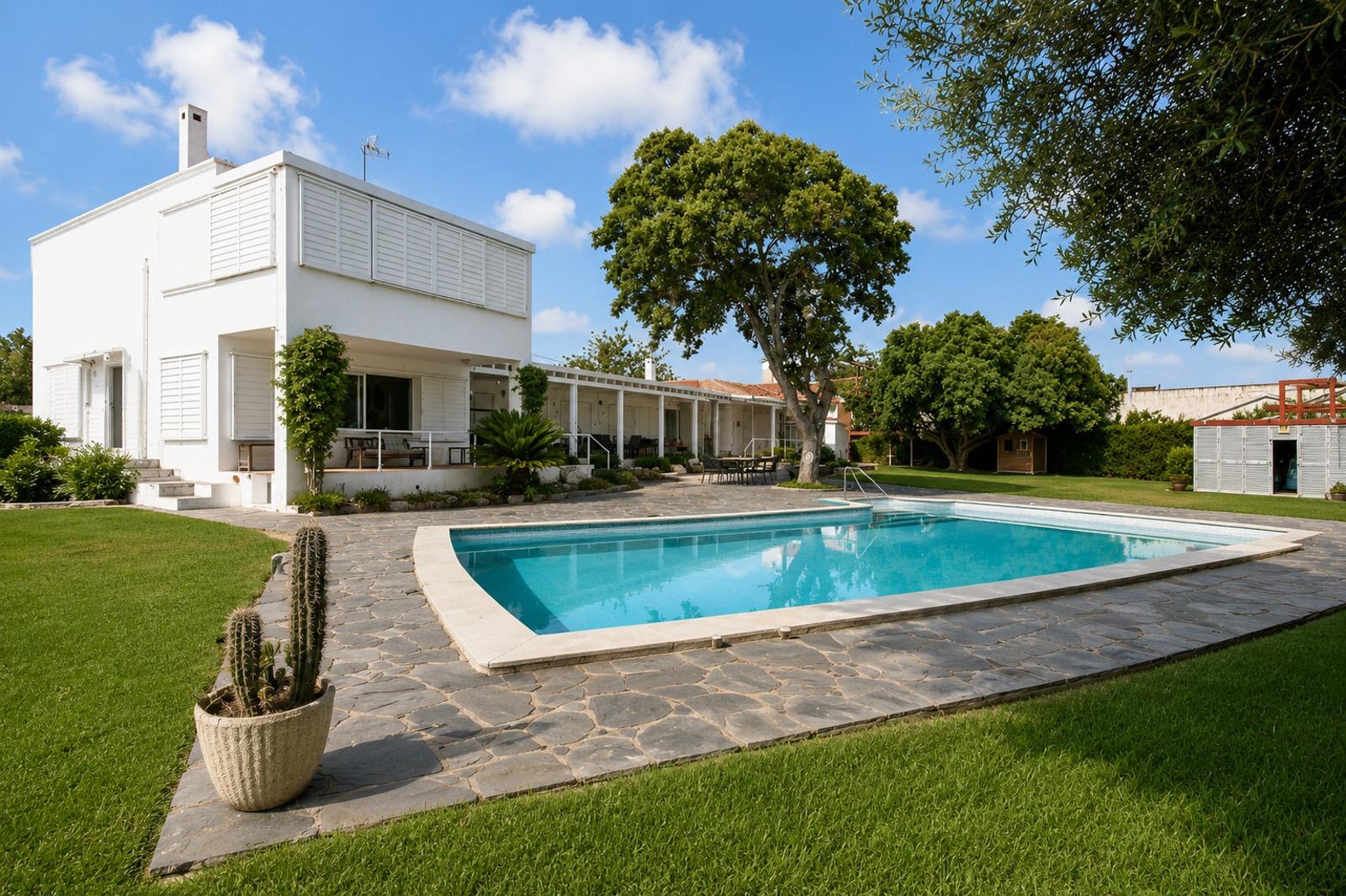 Ref. 56-2180/5106 – Casa Unifamiliar en Venta con Gran Parcela – Cubelles, La Solana