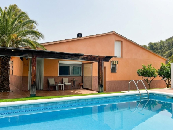 Ref. 27-CUB3080/1553 - Casa en Planta Baja con piscina en parcela de 975m²