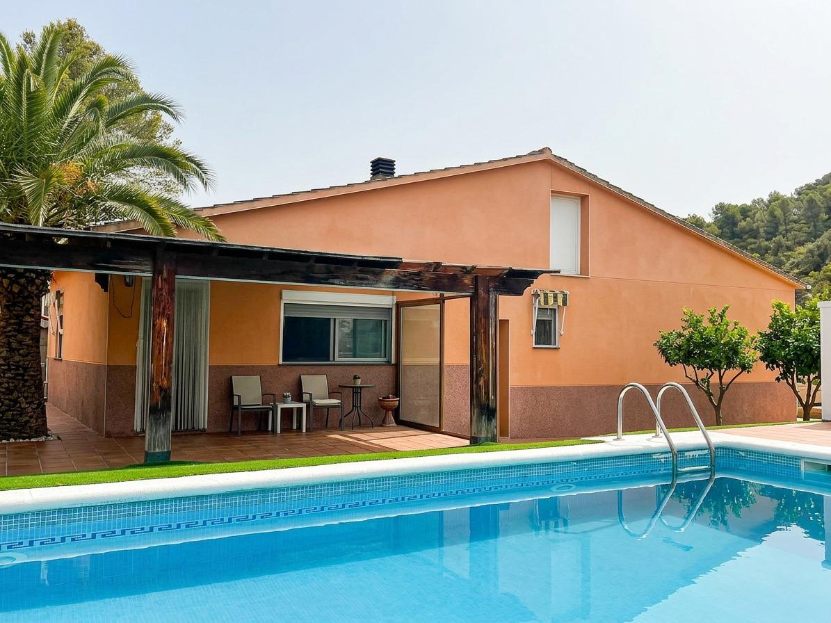 Ref. 27-CUB3080/1553 – Casa en Planta Baja con piscina en parcela de 975m²