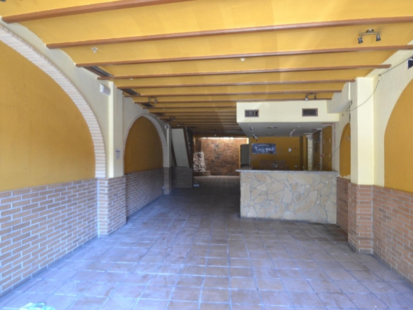 Ref. 03-22551/1098 - Oportunidad Única en el Centro de Vilanova: Local de 136 m² con Salida de Humos