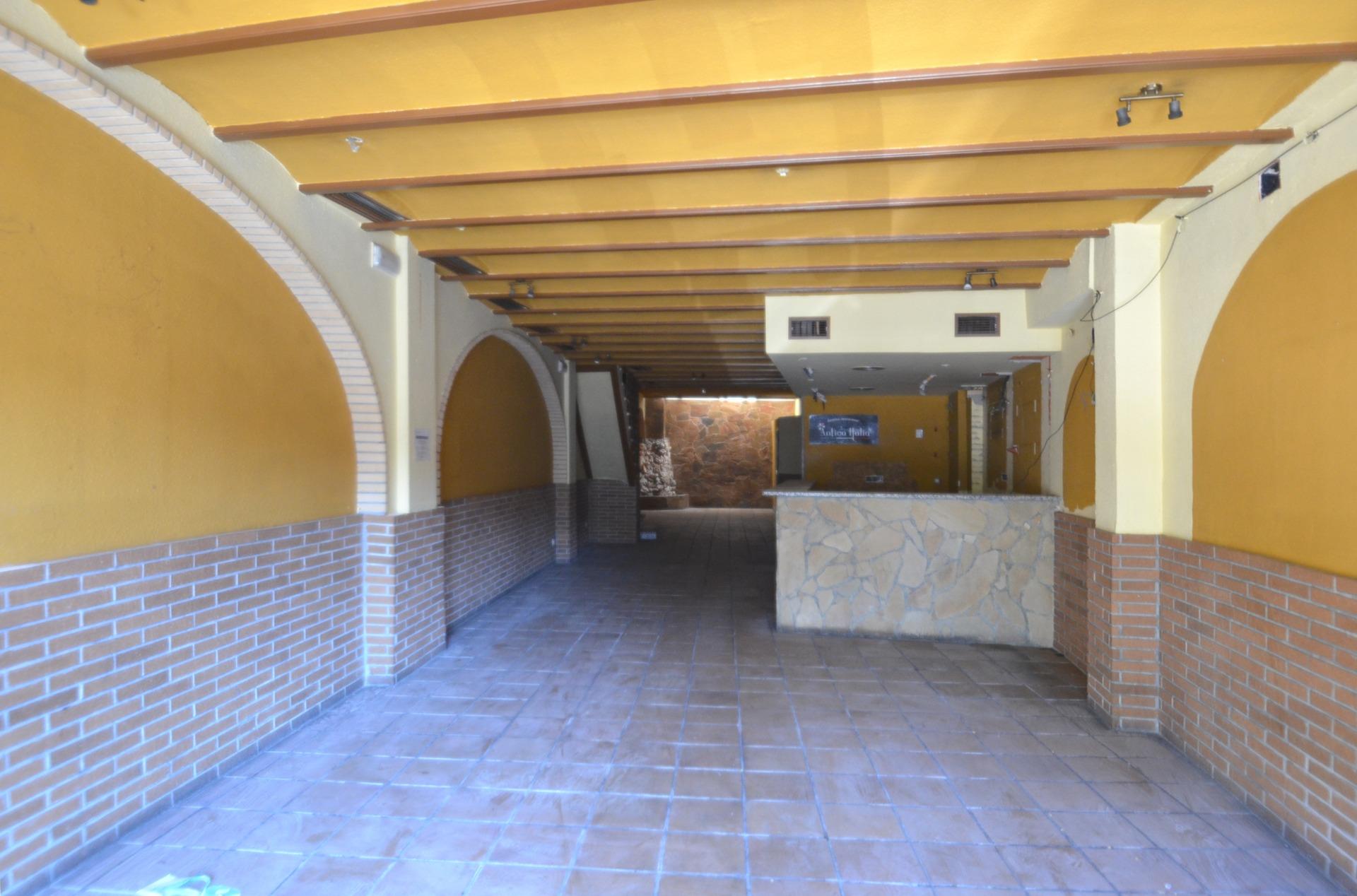 Ref. 03-22551/1098 – Oportunidad Única en el Centro de Vilanova: Local de 136 m² con Salida de Humos
