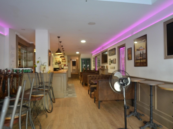 Ref. 03-22552/1098 - Business Opportunity! Bar-Restaurant for Sale on Rambla de la Pau