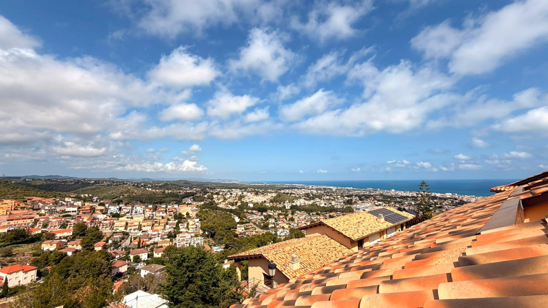Ref. 53RJU1148/5459 – CASA DE DISEÑO Y DECORADA CON MUY BUEN GUSTO. EN UNA BONITA Y TRANQUILA ZONA COMUNITARIA CON VISTAS AL MAR Y MONTAÑA, IDEAL PARA VIVIR TODO EL AÑO