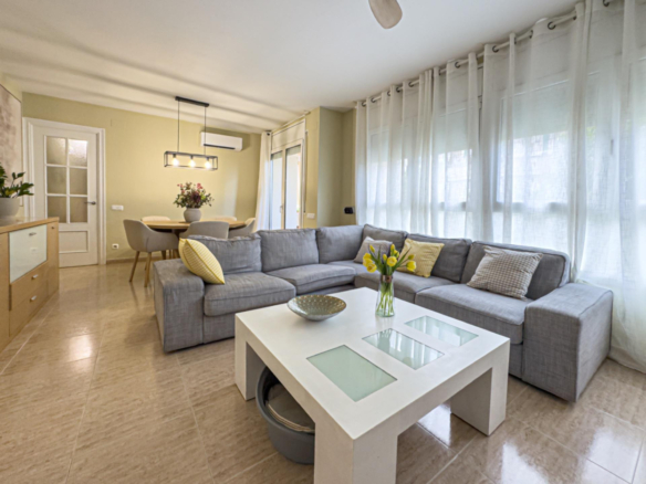 Ref. OI02407/5763 - Spacious 4-bedroom apartment with elevator, balcony and parking in Llimonet near the Auditori