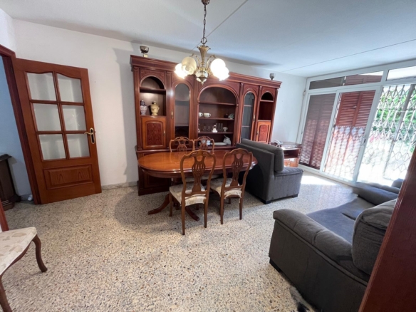 Ref. 01-00330/1111 - Ground floor apartment with large patio. Canigó area.