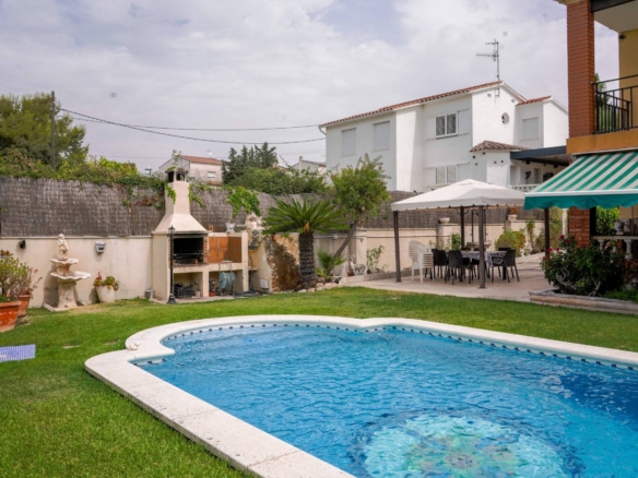 Ref. 88-GEA-ROCA/10970 - Gran casa independent amb llicència turística a Cunit Residencial – Ideal per a dues famílies o inversió