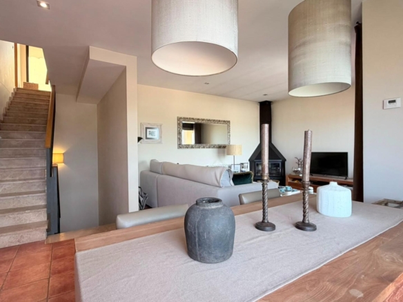 Ref. 53RJU1148/5459 - Designer house, tastefully decorated. Located in a beautiful and quiet residential area with sea and mountain views, ideal for year-round living.
