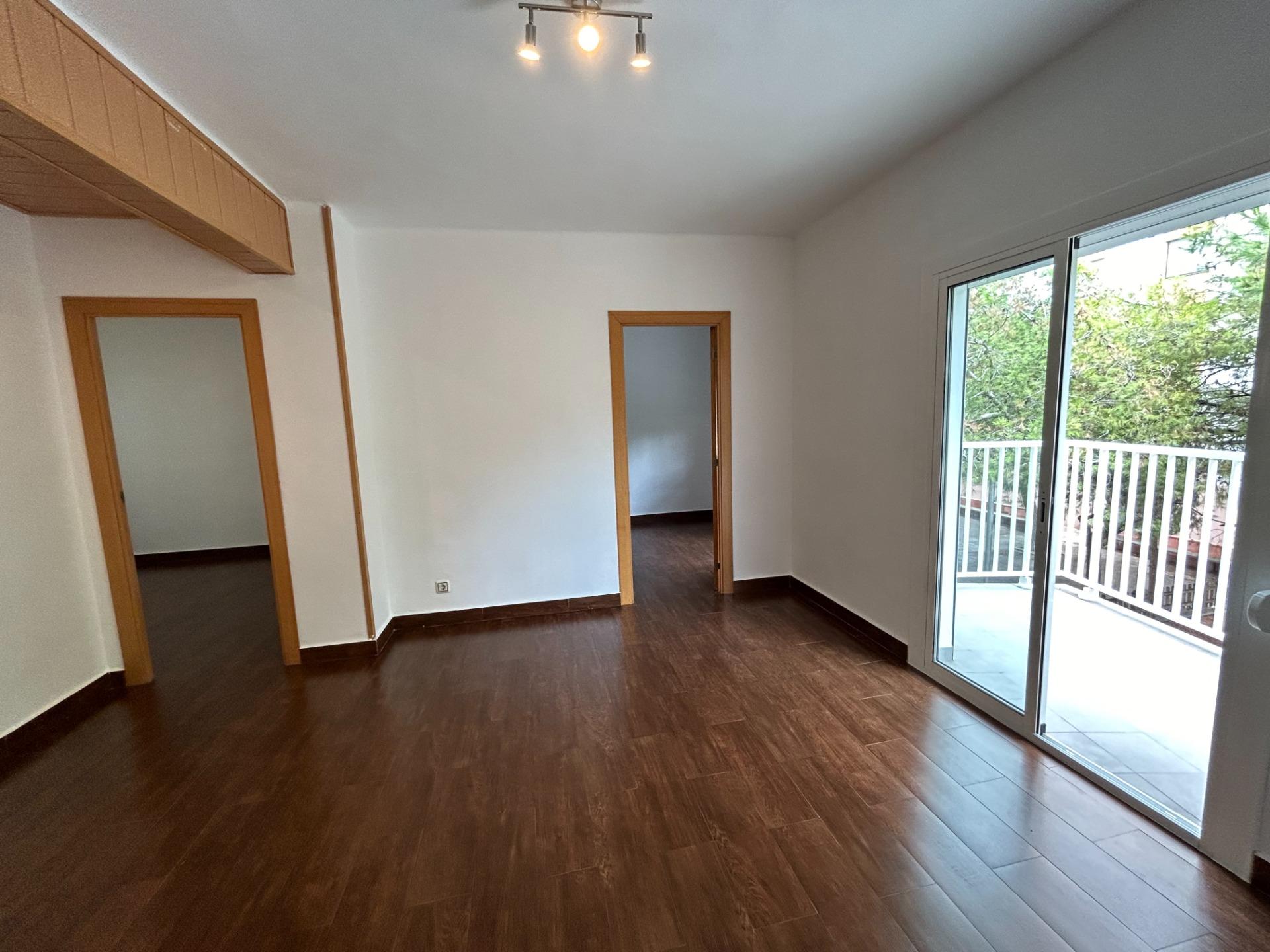 Ref. 4985/5486 – APARTMENT NEAR BASIC SERVICES