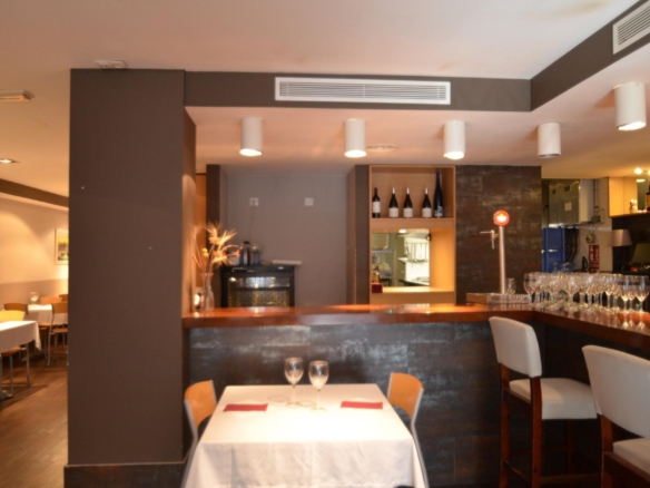 Ref. 03-22554/1098 - UNIQUE OPPORTUNITY IN A GREAT LOCATION! Transfer of a fully operational Bar-Restaurant