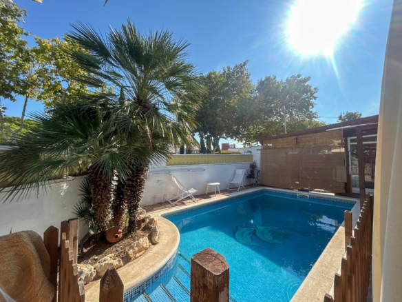 Ref. 18-02622/1266 - Chalet esquinero con apartamento independiente y piscina en Sant Pere de Ribes